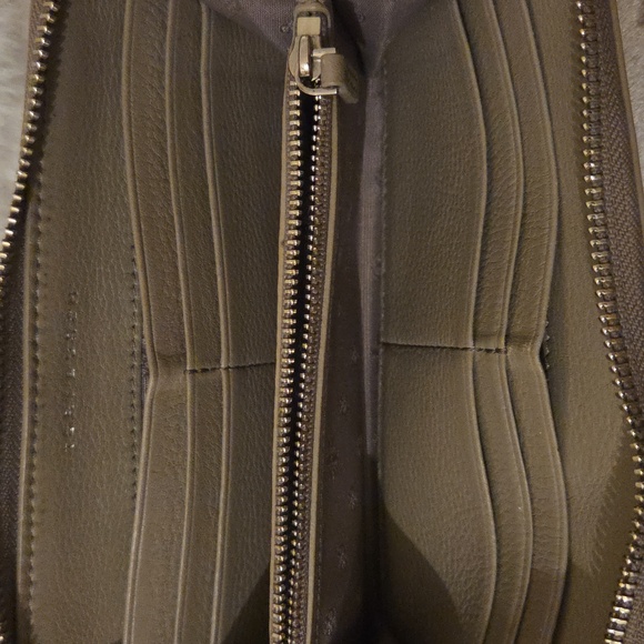 Tory Burch Beige Leather Zip Wallet - Picture 5 of 7